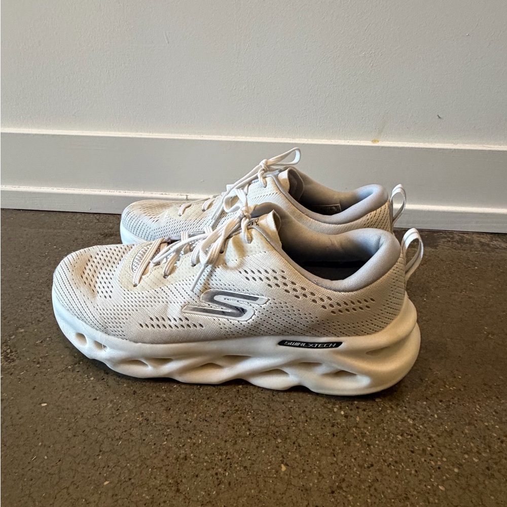 Skechers Go Run Swirl Tech foam Men’s 10.5 White (Goodyear rubber)